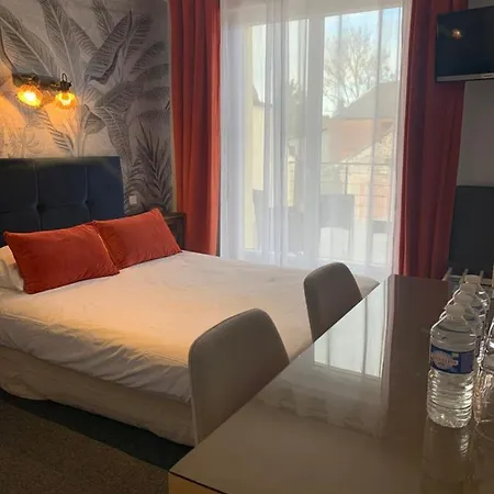 호텔 Logis Restaurant Du Cheval Blanc 3*