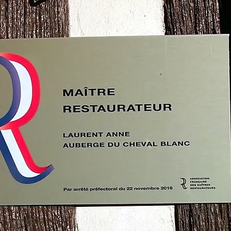호텔 Logis Restaurant Du Cheval Blanc