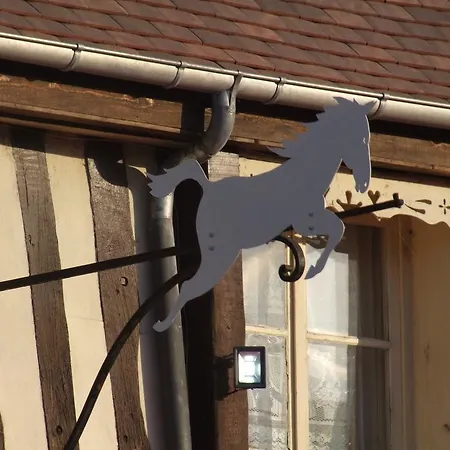 Logis Restaurant Du Cheval Blanc 3* Le Mesnil-Mauger